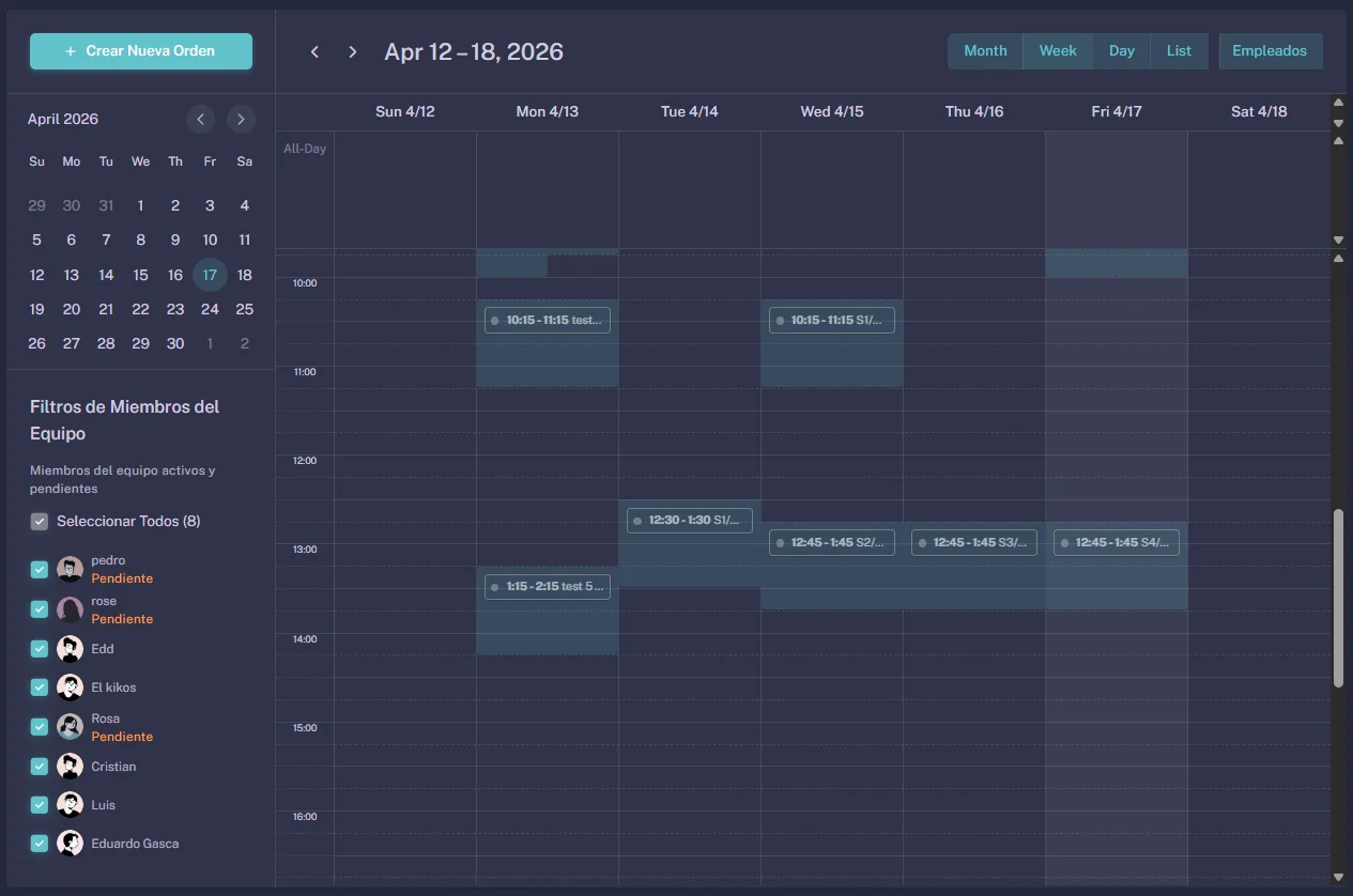 Vista semanal del Calendario de Wafuz con 8 citas distribuidas entre 3 empleados. Columnas por día, bloques de color por servicio, hora actual marcada.